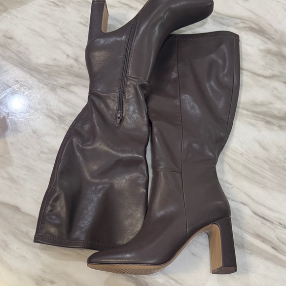 Elegant Brown Leather Knee-High Boots - Picture 5 of 12